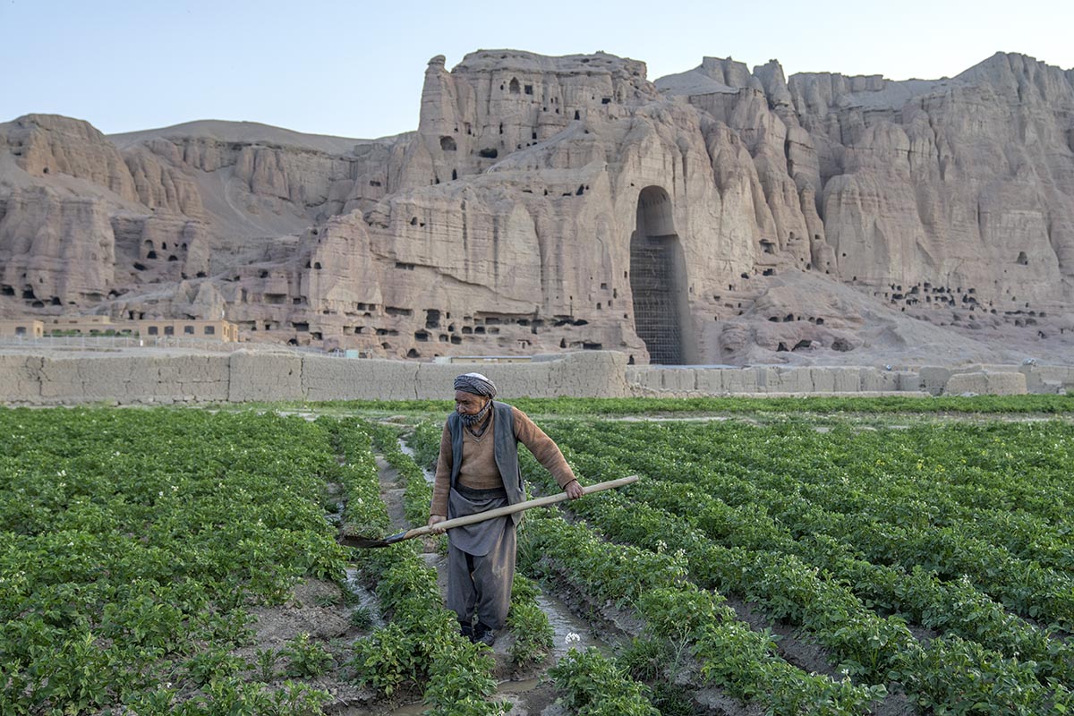 En bonde invid ett av hålen efter de enorma buddhastatyerna i Bamiyan som talibanerna förstörde 2001. Foto: AP/TT