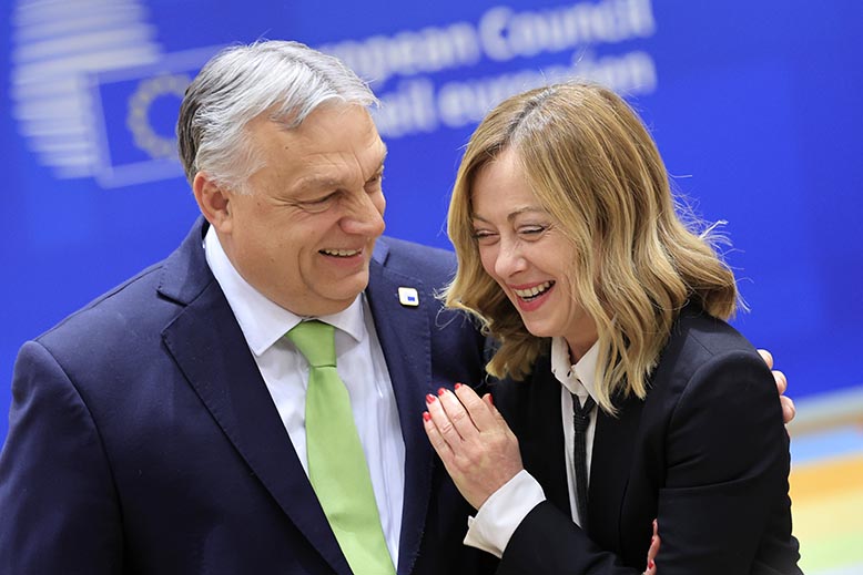 Skrattar hela vägen till valurnorna? Ungerns Orbán och Italiens Meloni. Foto: AP/TT