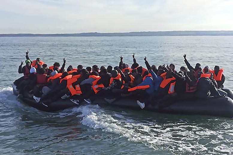 Migranter på väg från Frankrike mot England. Inom kort kan de skickas till Rwanda. Foto: AP/TT