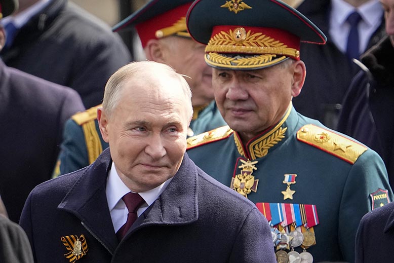 Försvarsminister Sjojgu fick lämna sin post. Men maktspelet i Kreml är svårtolkat. Foto: AP/TT