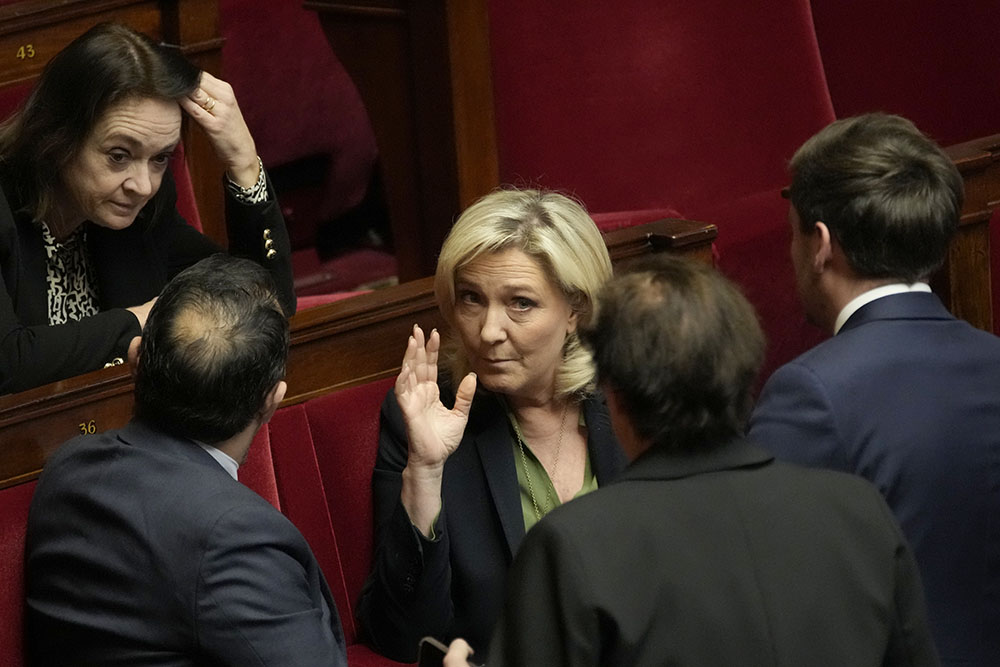 v&auml;rlden-skulder le pen.jpg