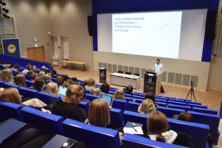 Gymnasiedag: Ettor, nollor och bistånd