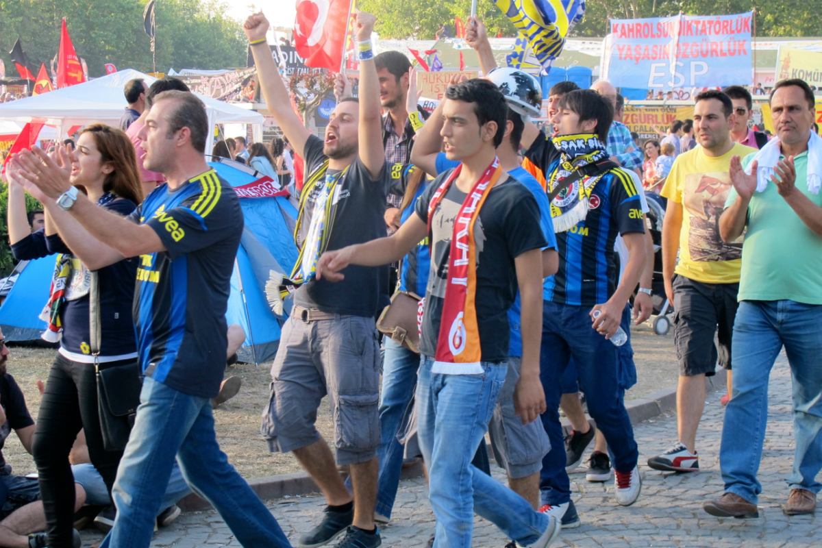 Fenerbahçes supportrar tågar in på Taksimtorget i juni 2013 där de strålade samman med fans från rivalerna Beşiktaş och Galatasaray. Denna tillfälliga förbrödring skakade Erdoğan. Foto: Bitte Hammargren 