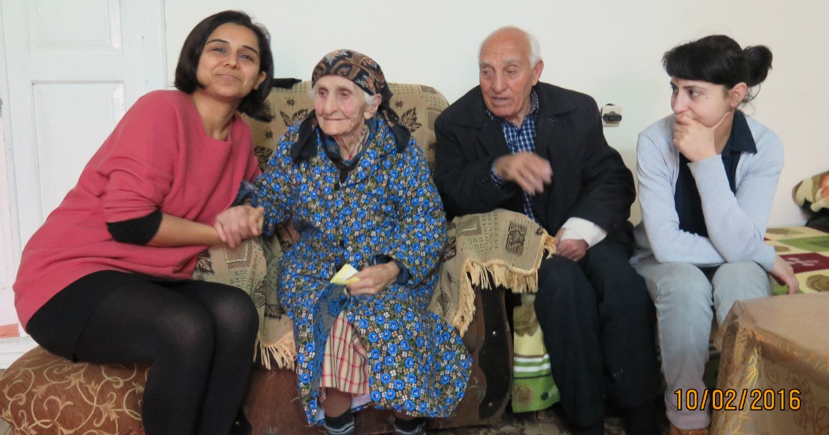 Overlevare I Armenien De Unga Behover Arbeten