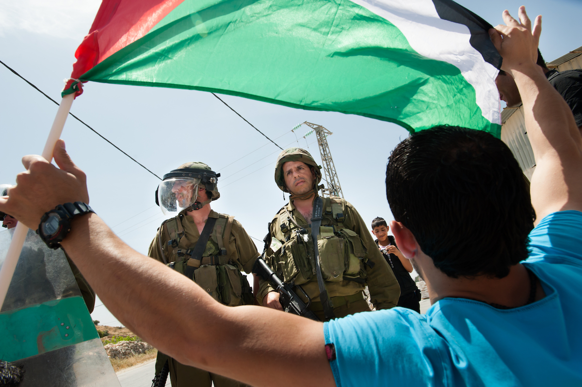 Israeliska soldater och palestinska demonstranter vid en protest mot Israels murbygge på Västbanken. Foto Ryan Rodrick Beiler/Shutterstock