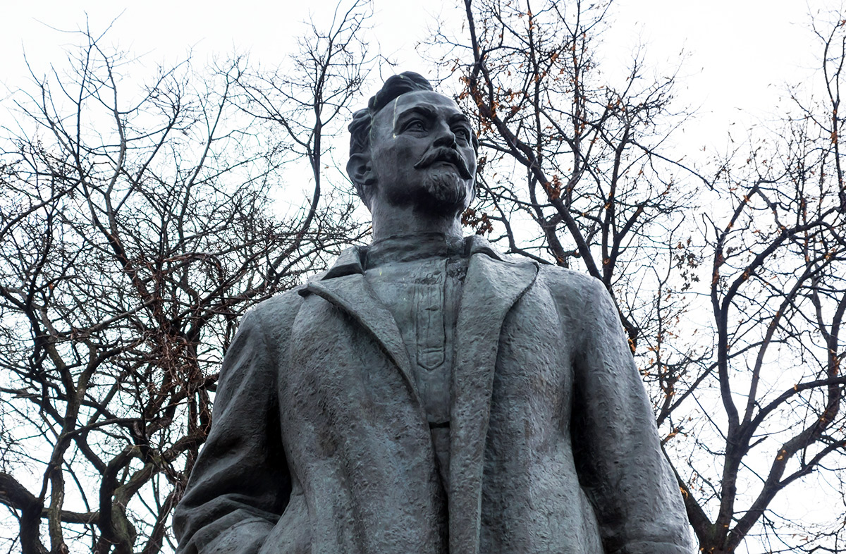 Felix Dzerzjinskij grundade Tjekan, den hemliga polisen som senare blev KGB och idag FSB. Fram till 1991 stod Dzerzjinskij staty utanför KGB-högkvarteret på Lubjanka-torget. Numera finns statyn i en park i Moskva. Foto: Shutterstock.