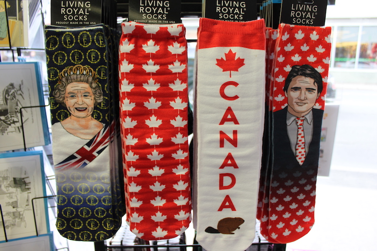 Kanada Trudeau och drottning slipsar