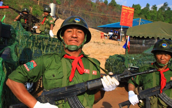 Kina tar till både piska och morot i spelet om Burma