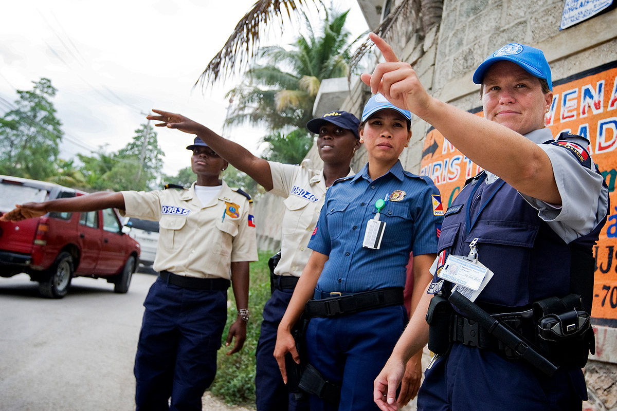 Sverige har i FN:s säkerhetsråd verkat för en större roll för poliser, speciellt kvinnliga, i internationella fredsuppdrag. Här assisterar två FN-poliser från Kanada och Filippinerna sina haitiska kollegor i Port-au-Price 2009. Foto: UN Photo/Marco Dormino