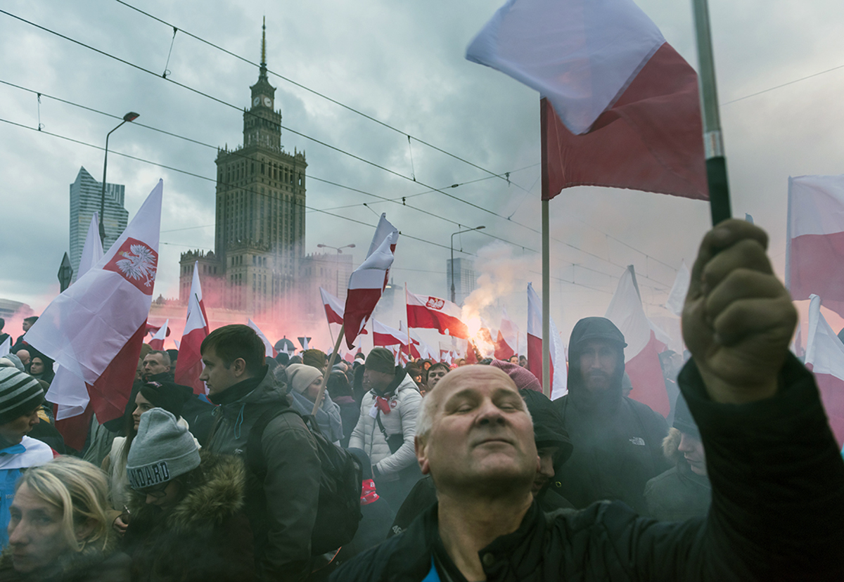 Tusentals nationalister demonstrerar i Warszawa på Polens nationaldag den 11 november 2017. Foto: Shutterstock