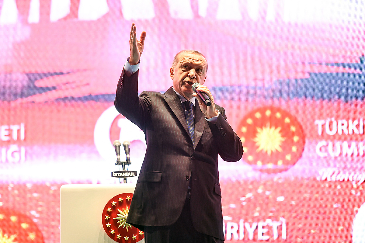 President Erdoğan talar på ett möte i samband med tvåårsdagen av den misslyckade militärkuppen. Foto: Shutterstock