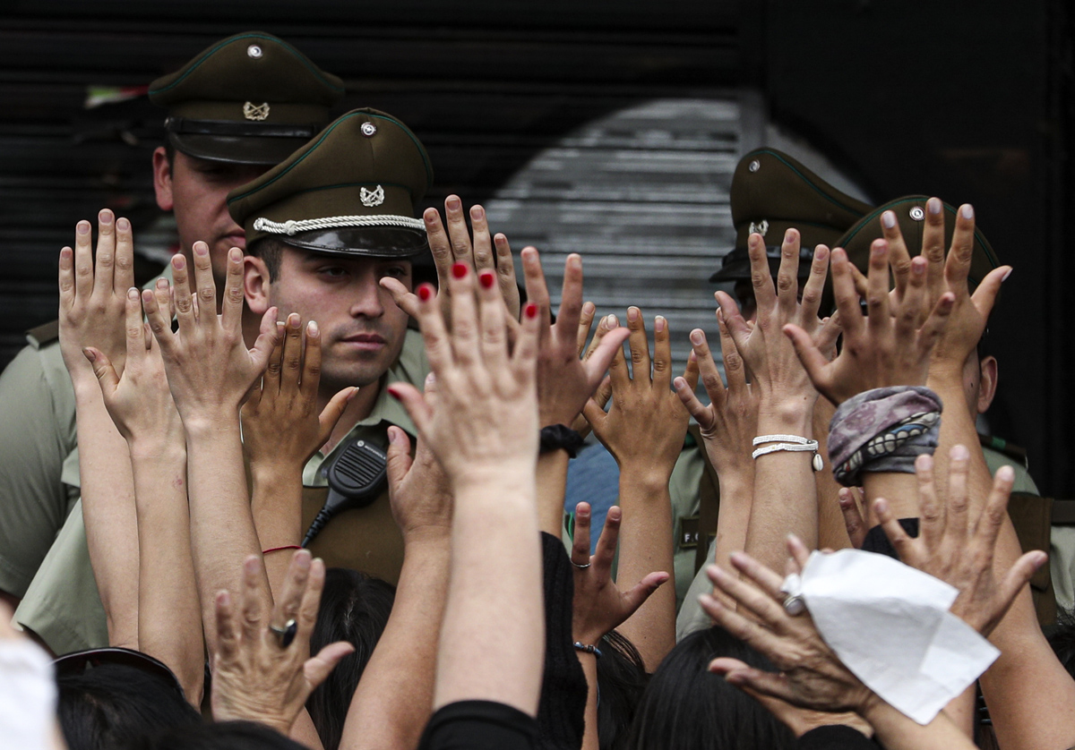 Protest i Santiago mot polisvåldet i samband med demonstrationerna i Chile. Foto: Esteban Felix/AP