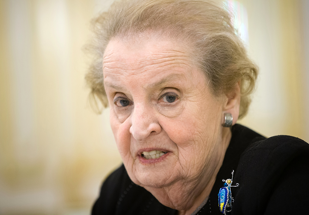 Albright varnar om demokratins skörhet