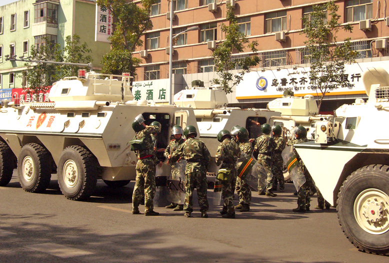 poliser i xinjiang