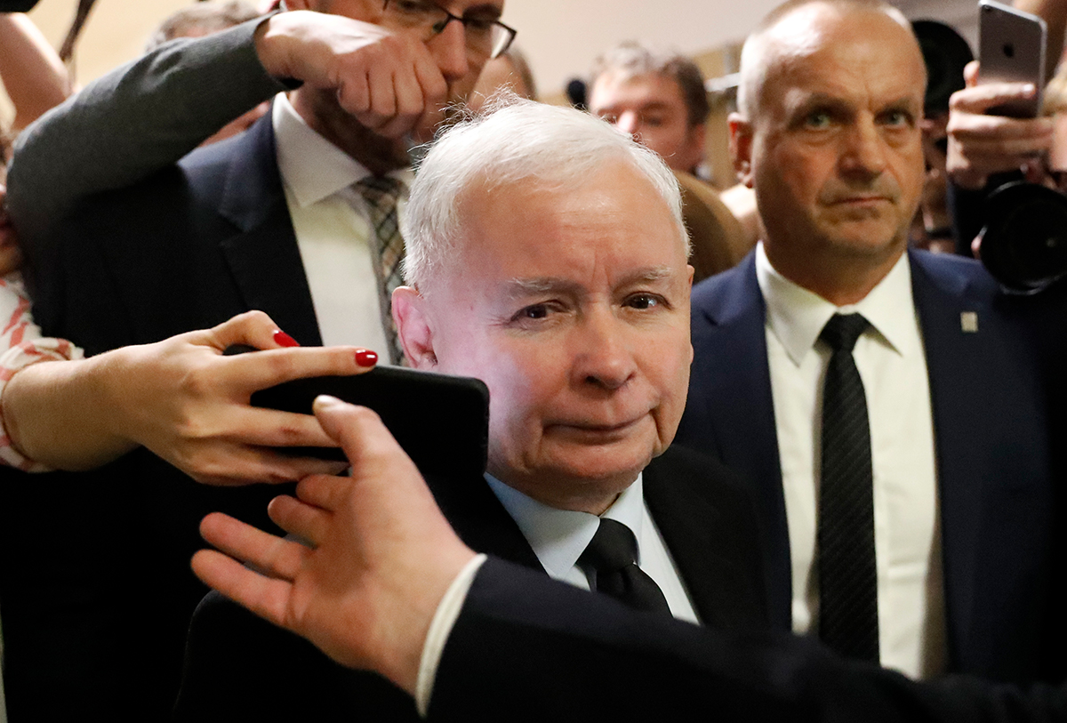 Smolk i Jarosław Kaczyńskis bägare efter valsegern