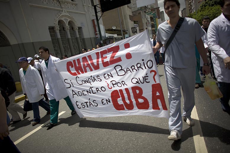Kuba läkare demonstrerar.jpg