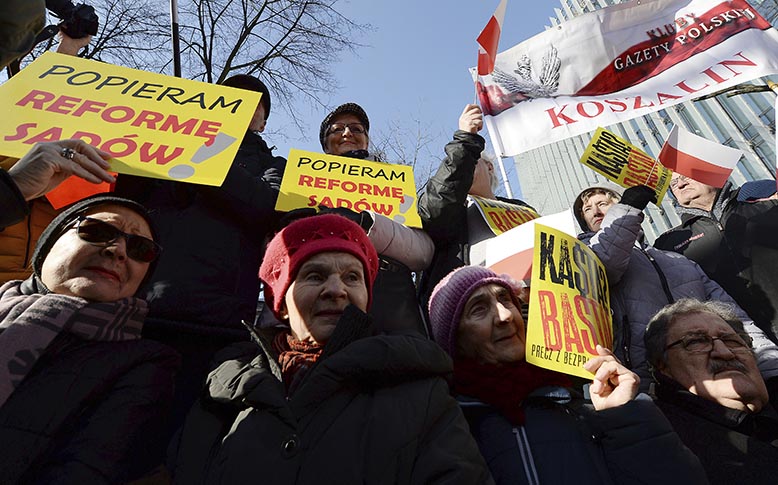 Polen - demonstranter backar lagen.jpg
