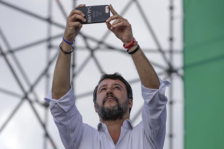 Salvini-tar-selfie.jpg