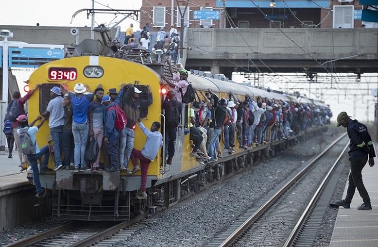 Afrika, corona trängsel på tåg.jpg
