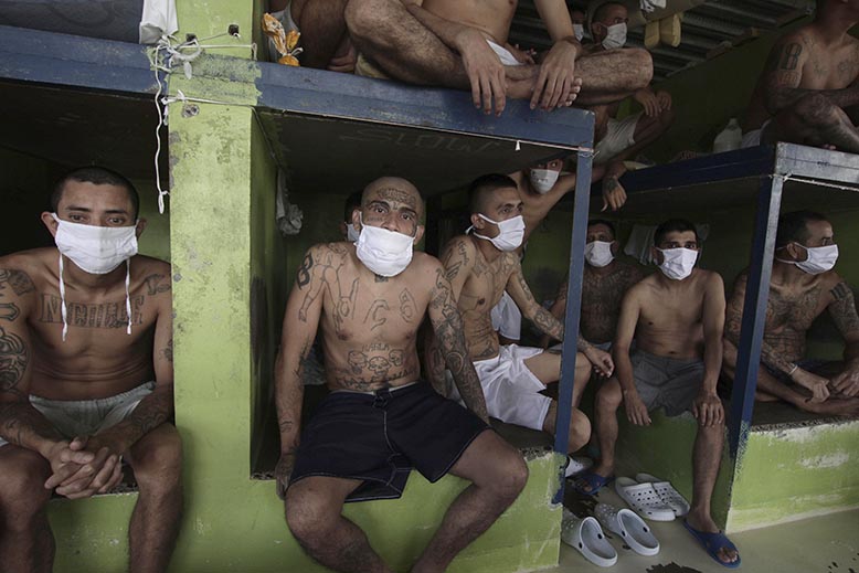 I coronapandemins tidevarv flyttar den organiserade brottsligheten fram positionerna i Centralamerika. De här gängmedlemmarna har dock burats in i Quezaltepeque i El Salvador. Foto: Salvador Melendez/AP/TT