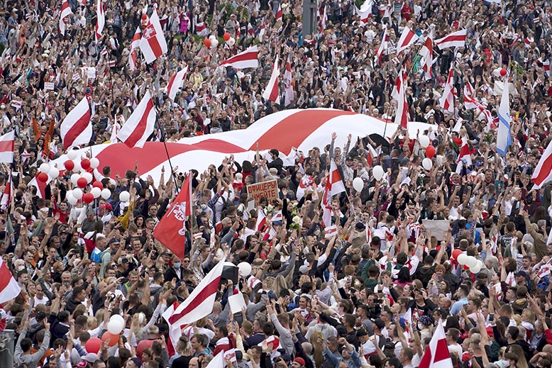 Belarusian opposition supporters with old Belarusian flags rally at Independence Square in Minsk, Belarus, Aug. 23, 2020. Photo: Jevgenij Maloletka/AP/TT