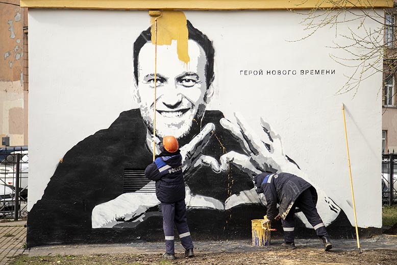 A picture of Alexej Navalnyj is overpainted. Photo: AP/TT