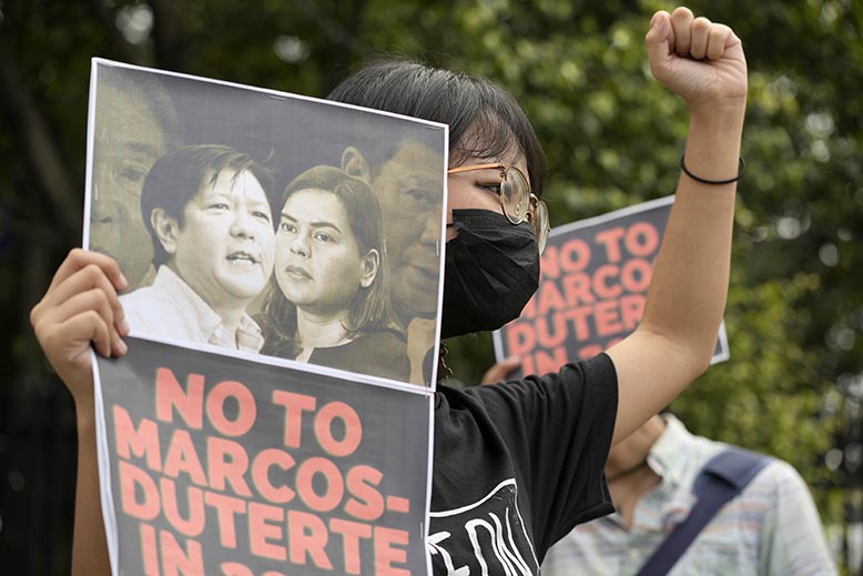 Protest mot Marcos/Duterte. Foto: AP/TT
