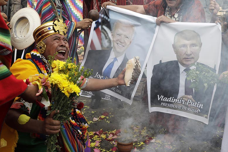 Shamaner i Peru siar om världshändelser. Foto: AP/TT