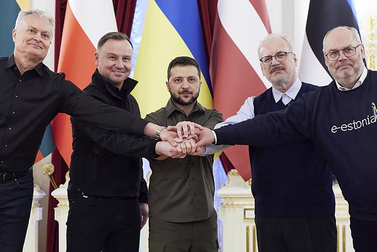 President Duda (andre fr v) på besök i Kiev. Foto: AP/TT