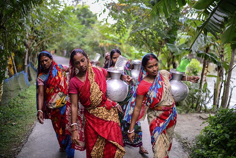 Många kvinnor tvingas släpa på vatten. Foto: AP/TT