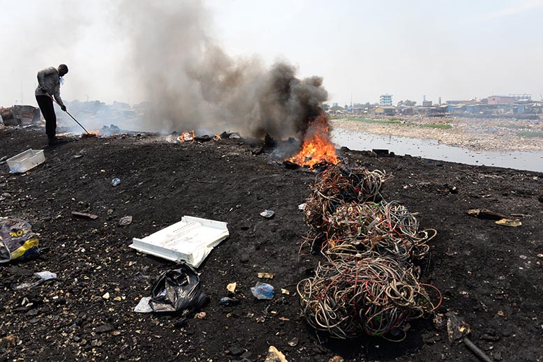 Kablar eldas i Ghana för att komma åt metallen. Foto: DPA/TT
