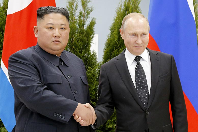 Allt bättre vänner. Kim och Putin från mötet i Vladivostok 2019. Foto: Alexander Zemlianichenko/AP/TT