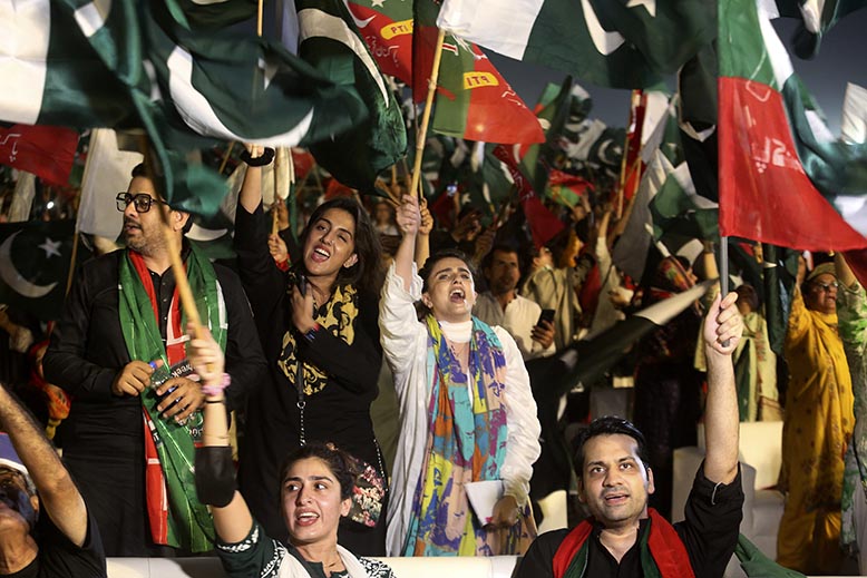 Demonstration för Khan. Foto: AP/TT