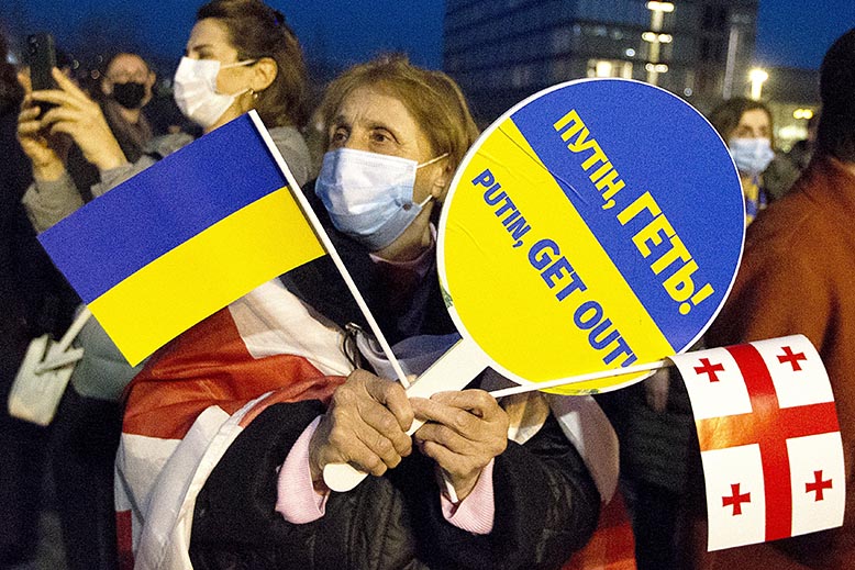 Protest i Georgien mot kriget i Ukraina. Foto: AP/TT