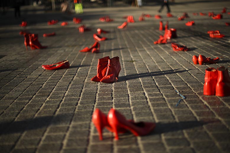 Konstinstallation i Bryssel mot kvinnovåld 2019. Foto: AP/TT