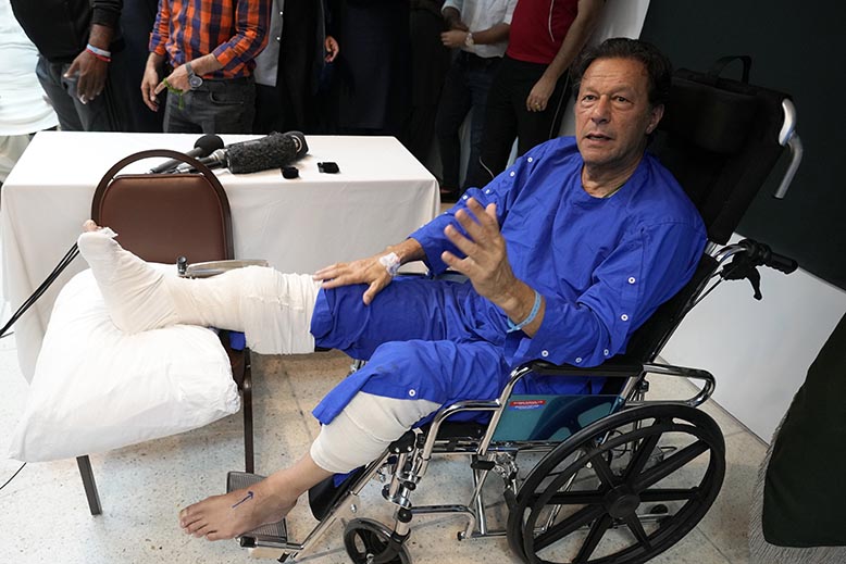 Imran Khan håller pressträff efter mordförsöket. Foto: AP/TT