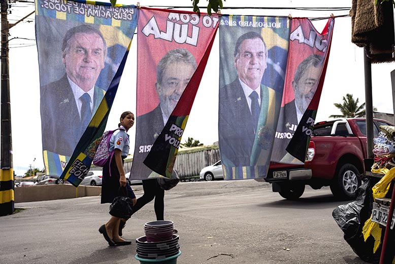 Skulle Bolsonaro acceptera förlust? Valbanderoller i staden Salvador. Foto: Rodrigo Abd/AP/TT