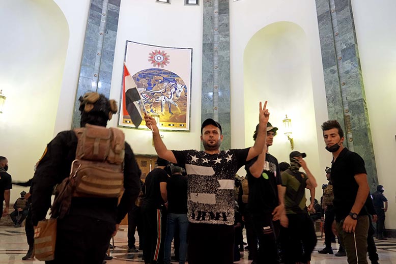 Anhängare till al-Sadr i regeringspalatset. Foto: AP/TT