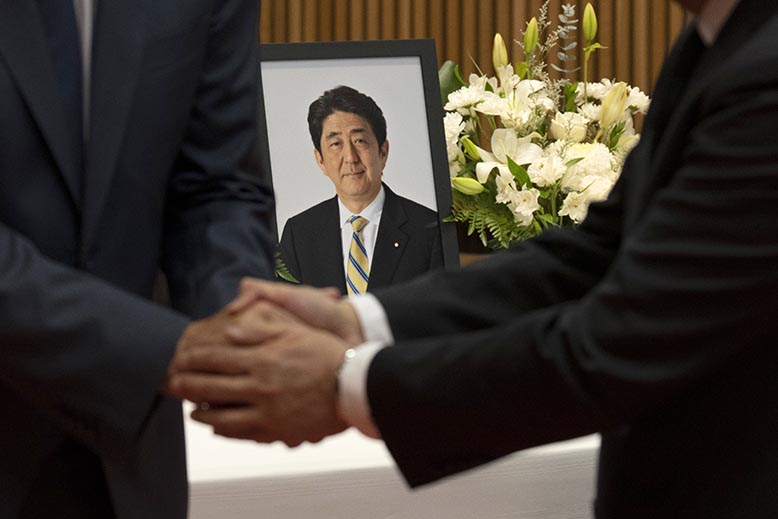 Premiärminister Justin Trudeau skakar Japans Kanadaambassadör Kanji Yamanouchis händer efter mordet på Shinzo Abe i somras. Foto: Adrian Wyld/The Canadian Press via AP/TT.