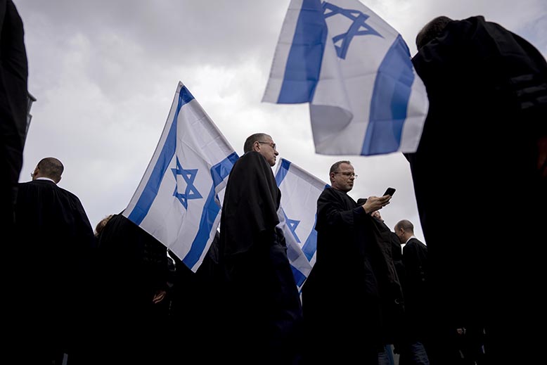Advokatprotest mot försöket att ändra rättssystemet. Foto: AP/TT