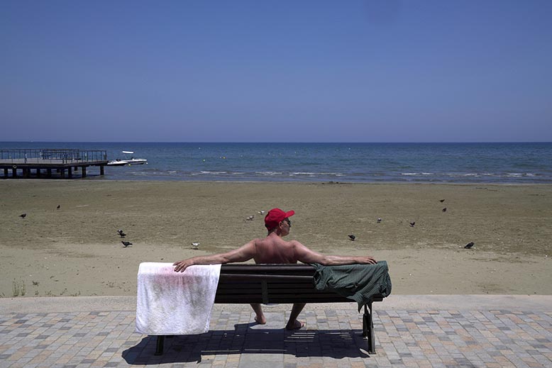 Inga ryska turister på stranden på Cypern längre. Foto: AP/TT