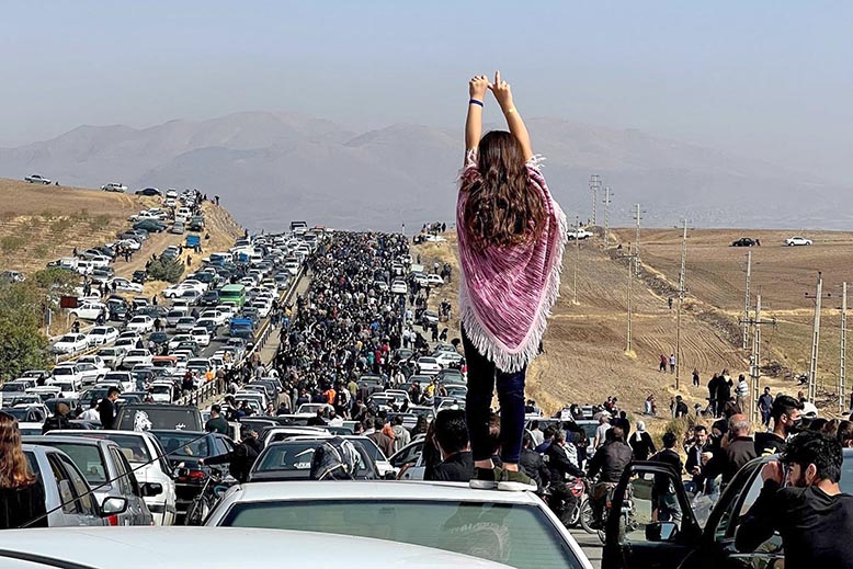 Demonstration tågar mot begravningsplats i Mahsa Aminis hemstad. Foto: UGC/AFP/TT