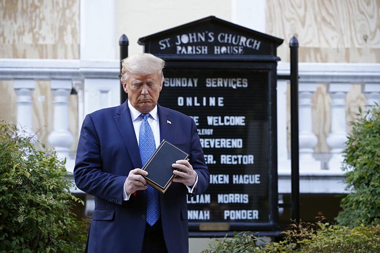 Trump – inte känd för att vara religiös – låter sig fotograferas med en bibel. Foto: AP/TT