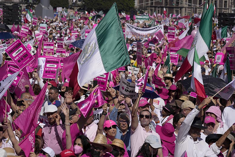 Protest mot sabotage av valmyndigheten. Foto: AP/TT