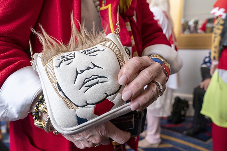 Anhängare med iögonfallande väska. Foto: AP/TT