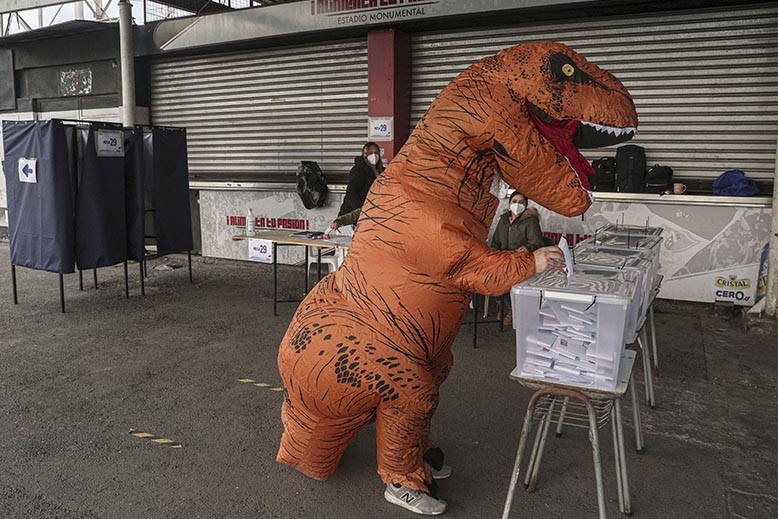 Extremhögern är dinosaurien som alltjämt dyker upp vid valurnorna. Foto: AP/TT