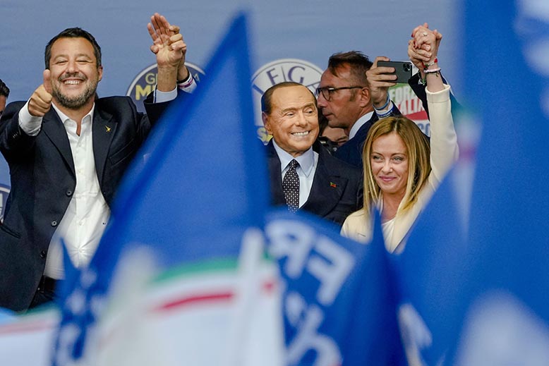 Meloni med koalitionspartner Salvini och nyligen bortgångne Berlusconi.