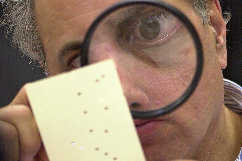 Valsedlar granskas i USA år 2000, sedan en "spoiler" gjort valet rekordjämnt. Foto: AP/TT