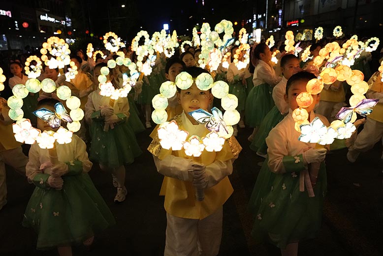Bristvara, inte minst i Sydkorea, där dessa barn firar Buddhas födelsedag. Foto: AP/TT