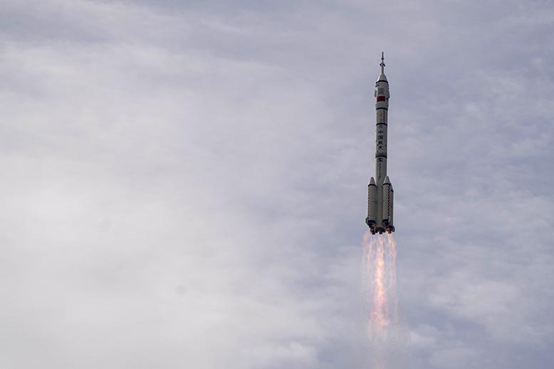 Raket av typen "Långa marschen" lyfter med kinesiska rymdfarare den 30 maj 2023. Foto: Mark Schiefelbein/AP/TT